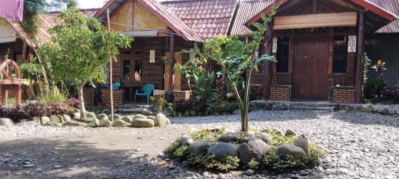 Lucky Bamboo'Bungalows-Resto And Orangutan Jungle Trekking Tours 武吉拉旺 外观 照片