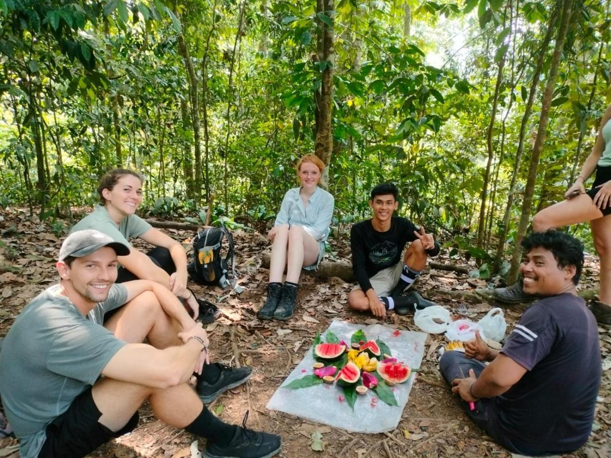 Lucky Bamboo'Bungalows-Resto And Orangutan Jungle Trekking Tours 武吉拉旺 外观 照片