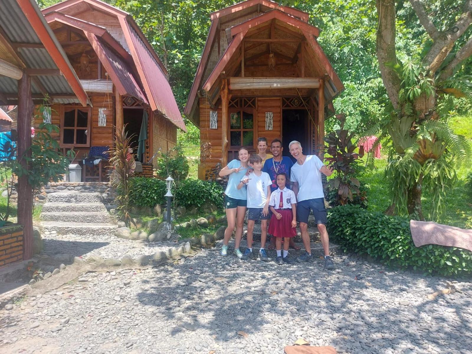 Lucky Bamboo'Bungalows-Resto And Orangutan Jungle Trekking Tours 武吉拉旺 外观 照片