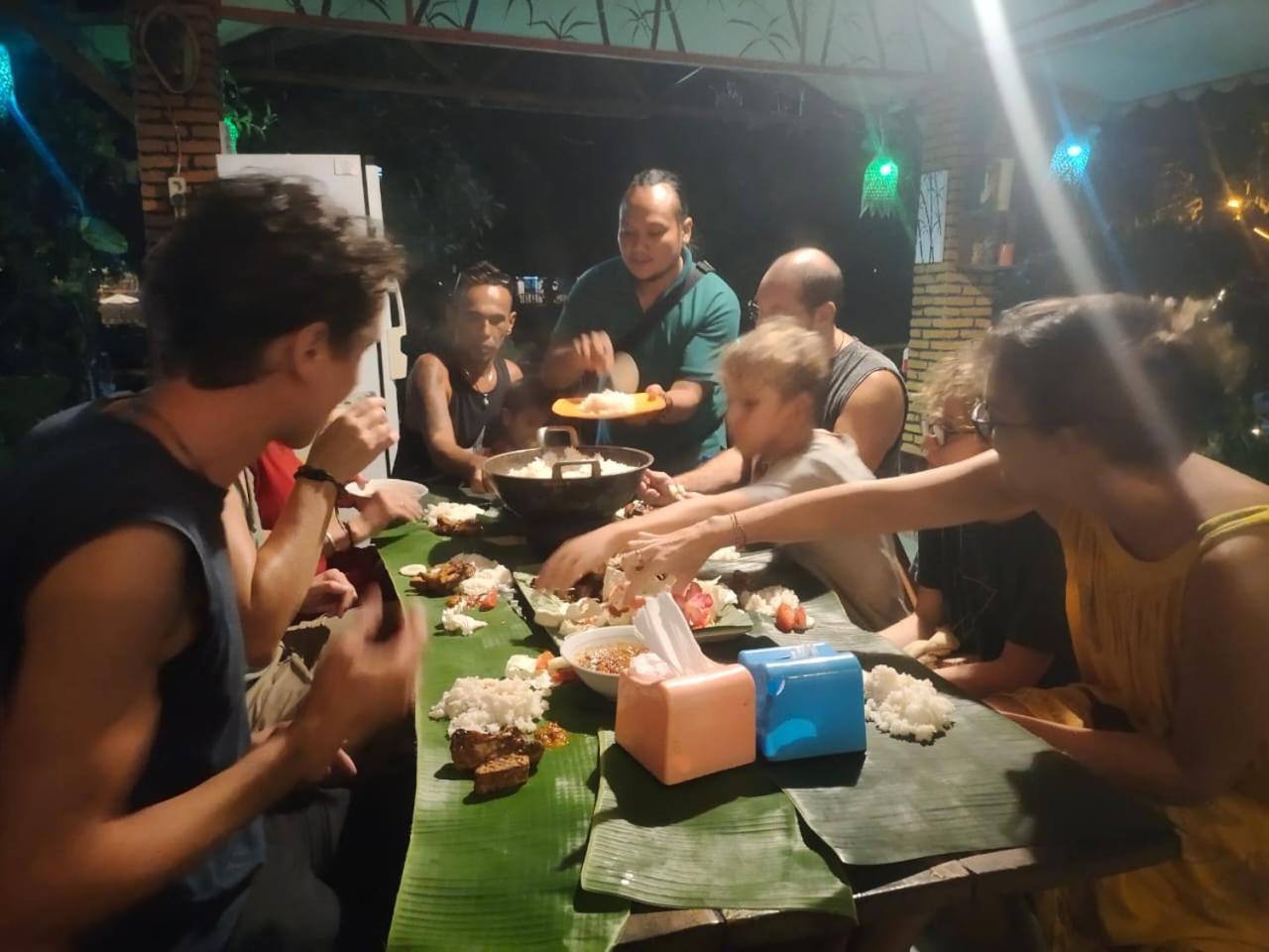 Lucky Bamboo'Bungalows-Resto And Orangutan Jungle Trekking Tours 武吉拉旺 外观 照片
