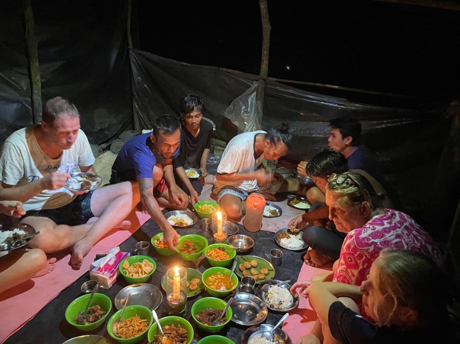 Lucky Bamboo'Bungalows-Resto And Orangutan Jungle Trekking Tours 武吉拉旺 外观 照片