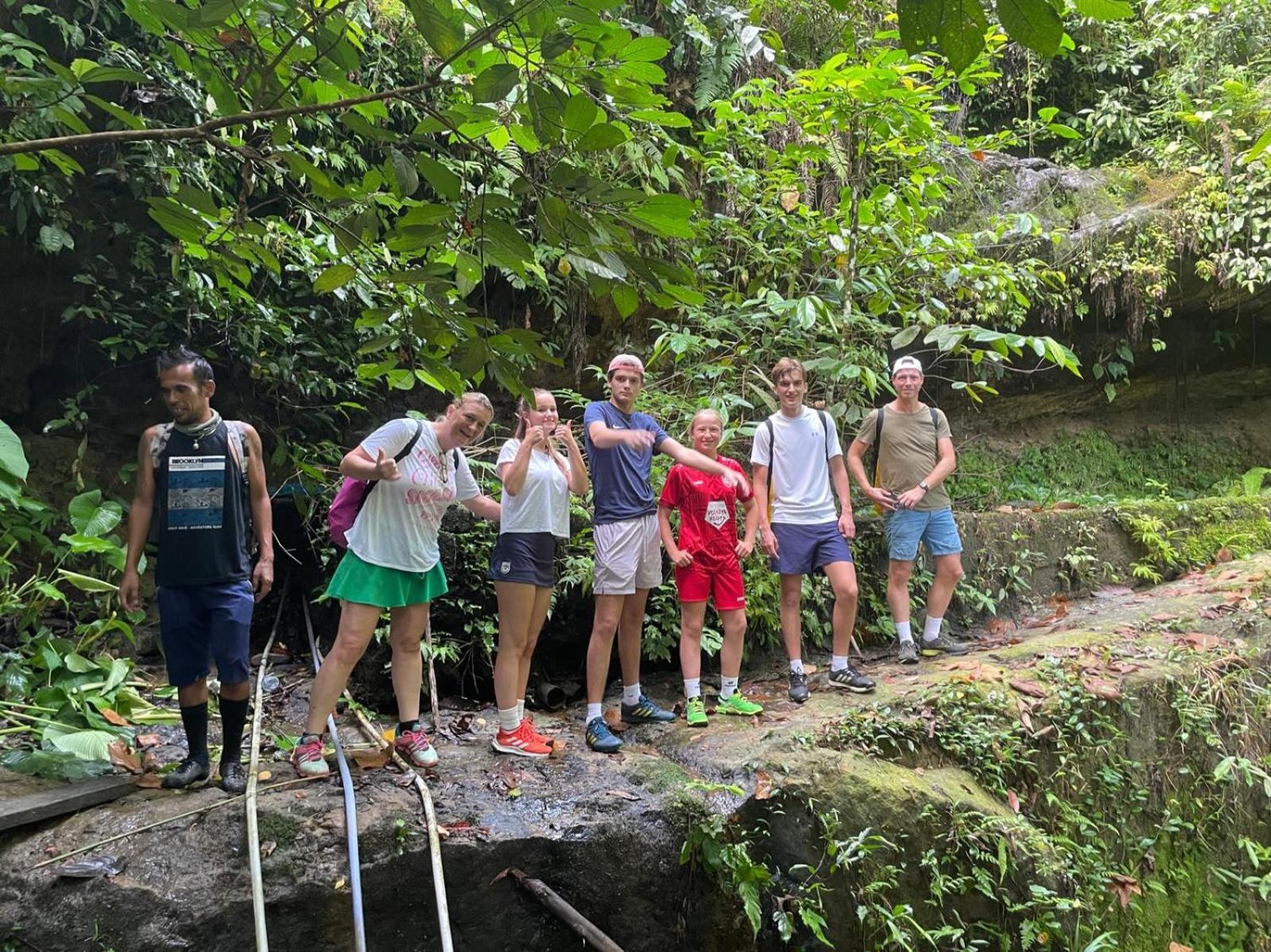 Lucky Bamboo'Bungalows-Resto And Orangutan Jungle Trekking Tours 武吉拉旺 外观 照片